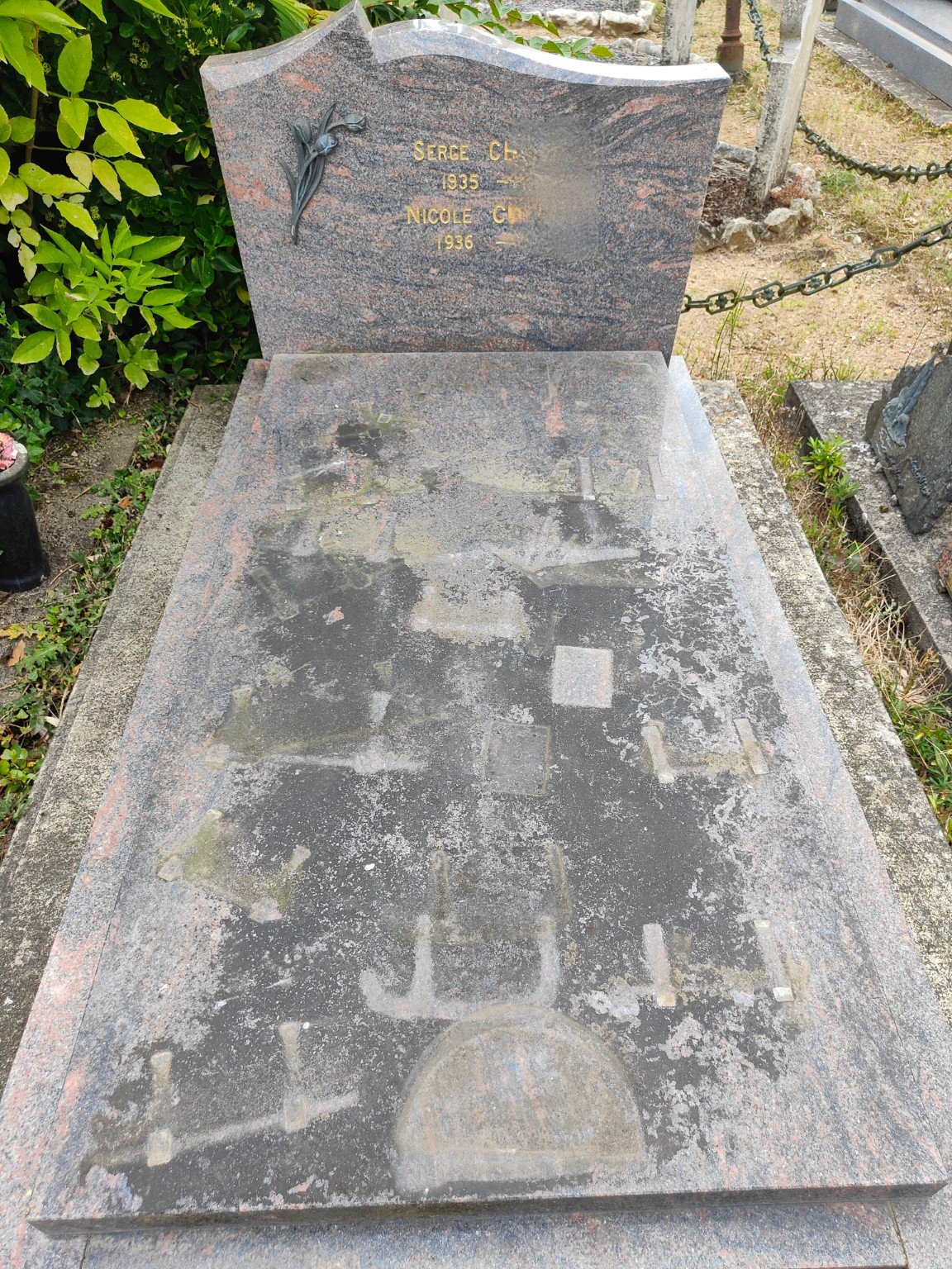 Monument funéraire avant nettoyage